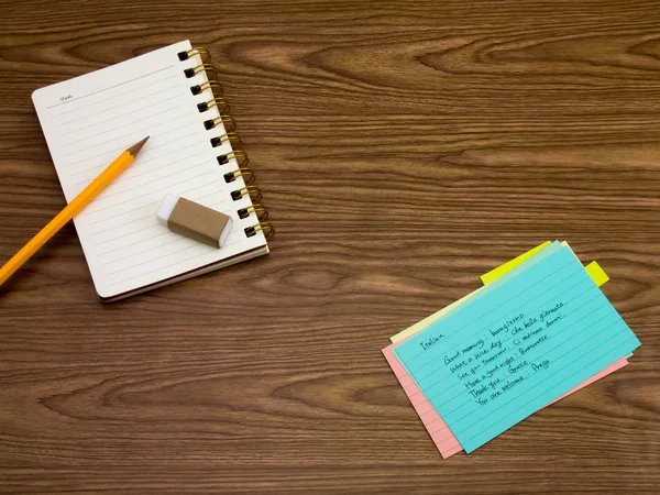 Italiano; Aprendendo novas palavras de escrita de idiomas no Notebook — Fotografia de Stock