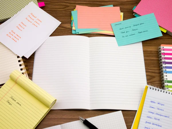 Ucraniano; Aprender nuevas palabras de escritura de idiomas en el cuaderno — Foto de Stock