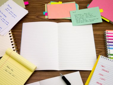 İspanyolca; Yeni dil yazılı kelime üstünde belgili tanımlık defter öğrenme