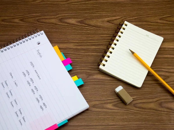 Engels; Leren nieuwe taal schrijven woorden op de Notebook — Stockfoto