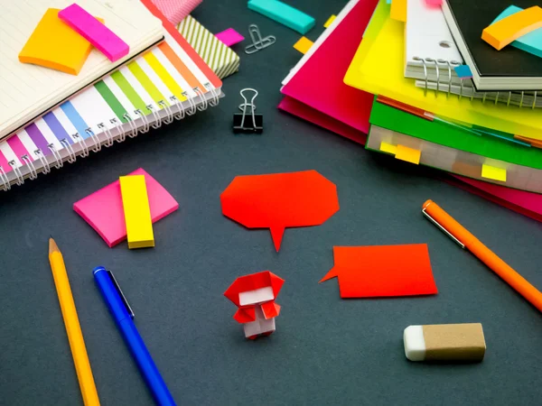 Kis Origami nindzsák segíti a munkát, az asztalon ha Ön Ar — Stock Fotó