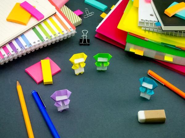 Mały ninja Origami, pomoc w pracy na biurku, gdy ci Ar — Zdjęcie stockowe