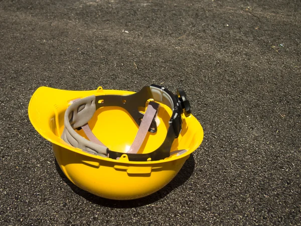 O capacete amarelo para a segurança no Constructionsite — Fotografia de Stock
