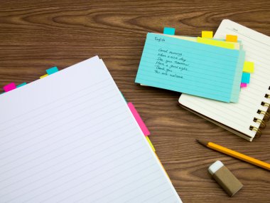 İngilizce; Yeni dil yazılı kelime üstünde belgili tanımlık defter öğrenme