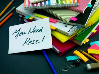 Biri üzerinde çalışıyor mesajı bırakmış Danışma; Dinlenmen gerekiyor