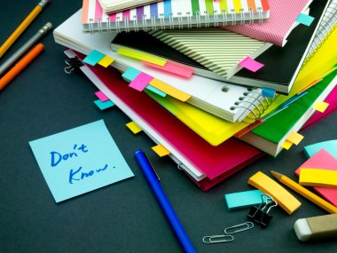 Biri üzerinde çalışıyor mesajı bırakmış Danışma; Bilmiyorum