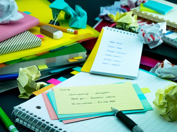 Leren nieuwe taal schrijven woorden vele malen op de Notebook; — Stockfoto