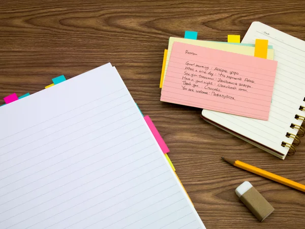 Russisch; Leren nieuwe taal schrijven woorden op de Notebook — Stockfoto