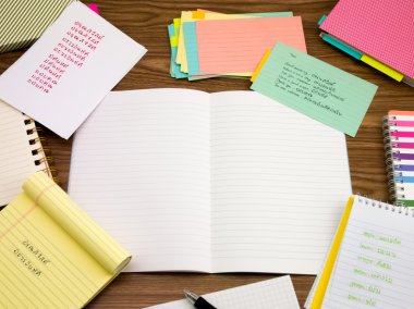 Tay dili; Yeni dil yazılı kelime üstünde belgili tanımlık defter öğrenme