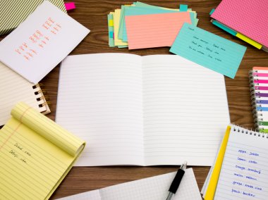 Çek; Yeni dil yazılı kelime üstünde belgili tanımlık defter öğrenme