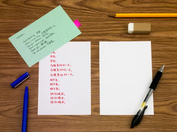 Mandarin; neue Sprache lernen, Wörter auf das Notizbuch schreiben — Stockfoto