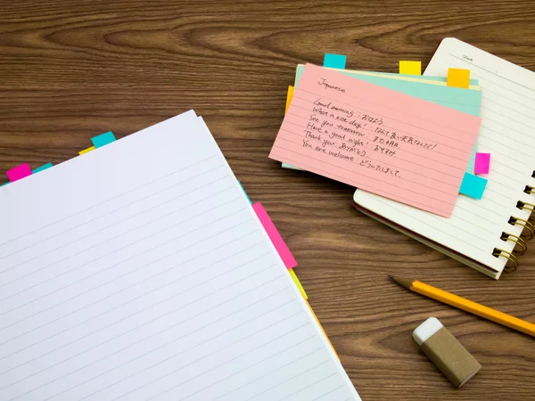 Japonés; Aprender nuevas palabras de escritura de idiomas en el cuaderno — Foto de Stock