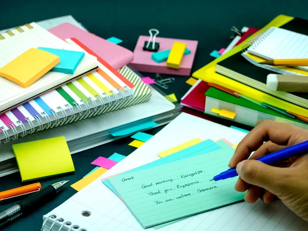 Aprender palabras de escritura de nuevos idiomas muchas veces en el cuaderno ; —  Fotos de Stock