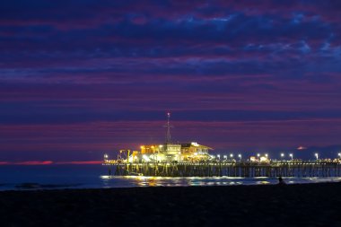 Ağustos ayında Snata Monica iskelede gece görünümü