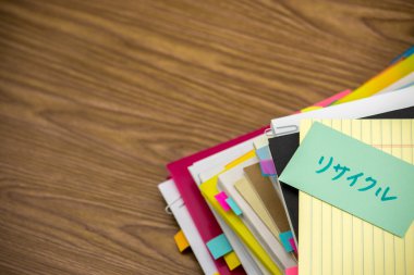 Geri dönüşüm; Masanın üzerindeki iş belgeler yığını