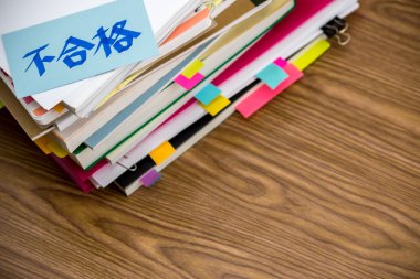 Reddetti; Masanın üzerindeki iş belgeler yığını