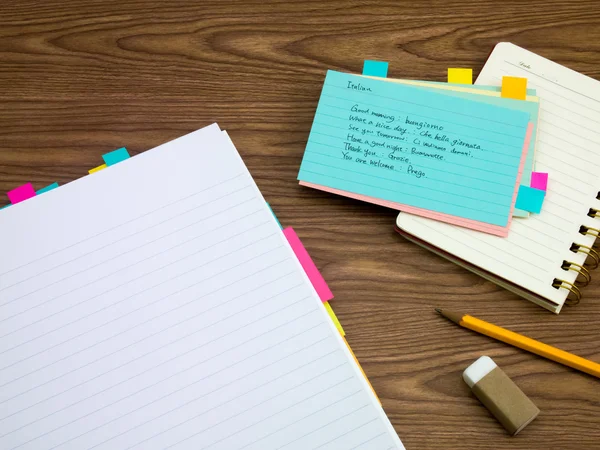 Italiaanse; Leren nieuwe taal schrijven woorden op de Notebook — Stockfoto