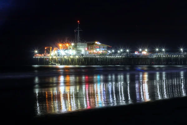 Ночной вид на Snata Monica Pier в августе — стоковое фото