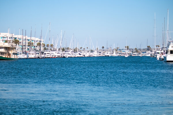 Лодки на воде в Marina Del Ray в Южной Калифорнии
