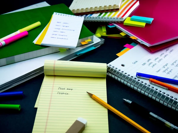 Aprender palavras novas da escrita da língua muitas vezes no caderno ; — Fotografia de Stock