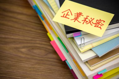 Gizli; Masanın üzerindeki iş belgeler yığını