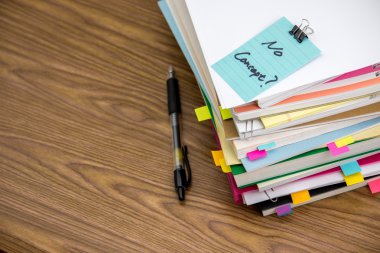 Hiçbir kavram; Masanın üzerindeki iş belgeler yığını