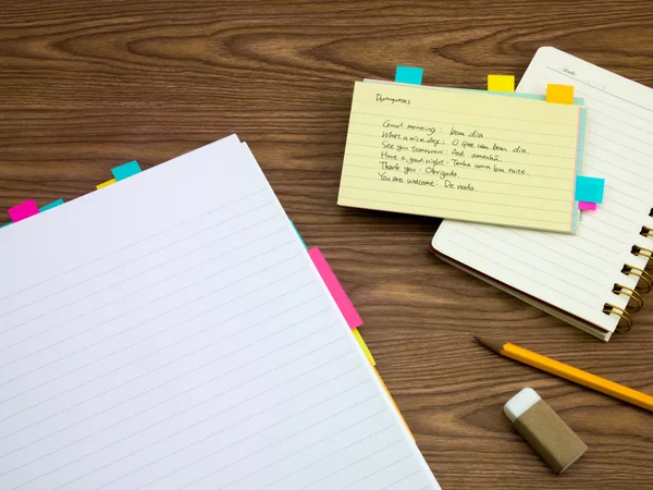 Portugués; Aprender nuevas palabras de escritura de idiomas en el cuaderno — Foto de Stock