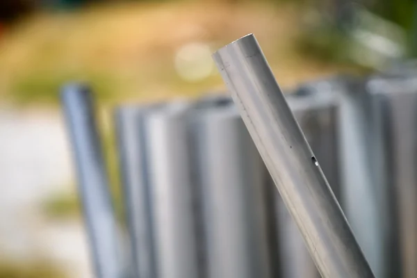 Många rör lagras på byggplatsen — Stockfoto