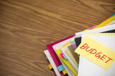 Bütçe; Masanın üzerindeki iş belgeler yığını