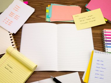 Türk; Yeni dil yazılı kelime üstünde belgili tanımlık defter öğrenme