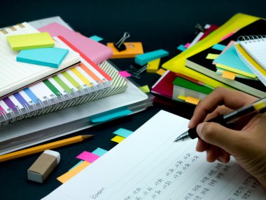 Yeni dil yazma kelime birçok kez üstünde belgili tanımlık defter öğrenme; 