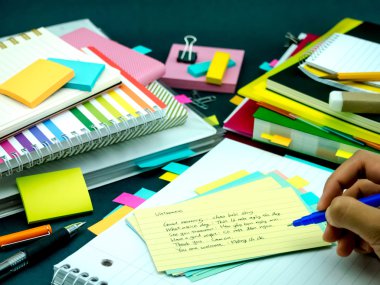 Yeni dil yazma kelime birçok kez üstünde belgili tanımlık defter öğrenme; 