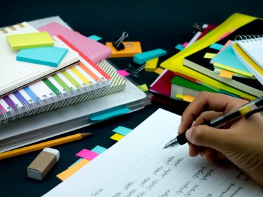 Yeni dil yazma kelime birçok kez üstünde belgili tanımlık defter öğrenme; 