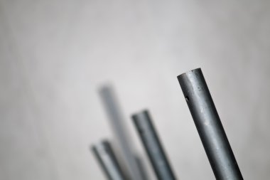 Birçok borular inşaat alanında depolanır