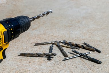 Gri zemin arka plan ile izole Matkap burguları