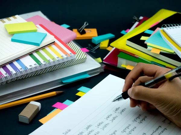 Yeni dil yazma kelime birçok kez üstünde belgili tanımlık defter öğrenme; 