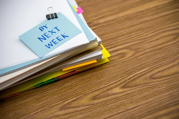 Door volgende Week; De stapel van bedrijfsdocumenten op het Bureau — Stockfoto