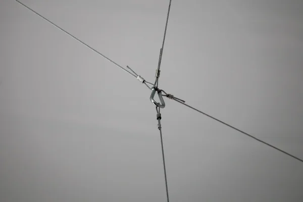 Kabels en haak opknoping van het plafond tijdens de bouw sit — Stockfoto