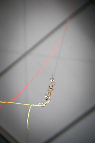 Kablar och krok hängande från taket i en konstruktion sit — Stockfoto