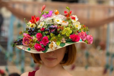 çiçek şapka