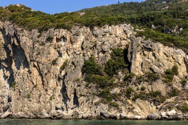 Mavi deniz ve dağlar ile iyon deniz kıyısı