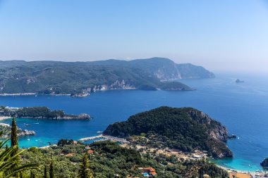 Mavi deniz ve dağlar ile iyon deniz kıyısı