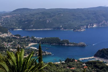 Mavi deniz ve dağlar ile iyon deniz kıyısı