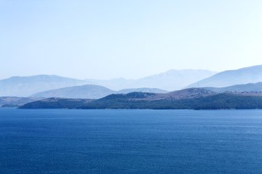 Mavi deniz ve arka plan ile iyon deniz kıyısı