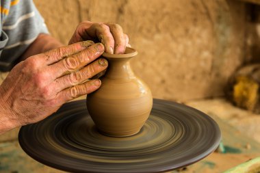 Yunan potter yeni bir seramik kap oluşturma