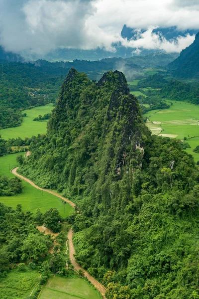 Vista Exuberante Verde Montanha Vang Vieng Laos Durante Estação Chuvosa — Fotografia de Stock