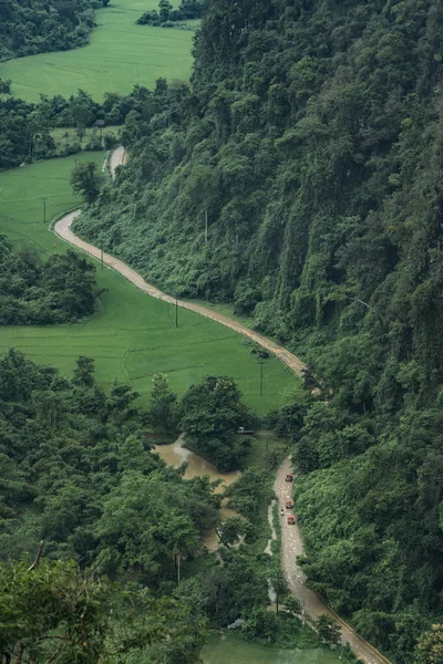 Vista Real Pequena Estrada Que Tece Através Terras Agrícolas Molhadas — Fotografia de Stock