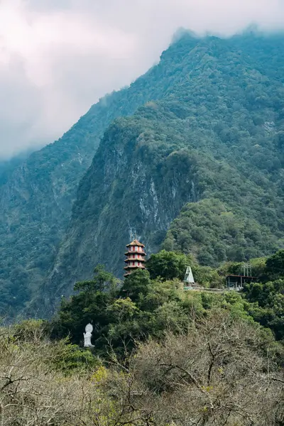 Ampla Vista Templo Xiangde Vale Abaixo Com Falésias Afiadas Atrás — Fotografia de Stock