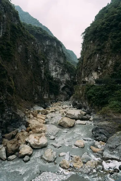 Gray Stony River Bed Steep Cliffs Each Side Taroko National — Fotografia de Stock