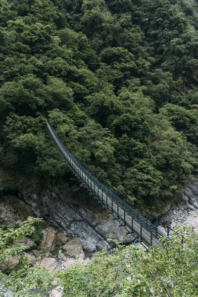 Narrow Walking Bridge Crossing Valley Lush Green Forest Taroko National — Stock fotografie